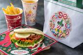 スーベニアランチケース 対象セットにプラス1,300円｜「ディズニー・クリスマス」スペシャルメニュー｜東京ディズニーリゾート40周年“ドリームゴーラウンド”｜販売店舗：東京ディズニーランド「リフレッシュメントコーナー」、東京ディズニーシー「ニューヨーク・デリ」｜販売期間：2023年11月1日（水）〜12月25日（月）
