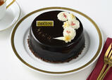 芳醇なチョコレートの味わいはチョコレートムースと全体を包み込む艶やかなココアグラサージュで再現