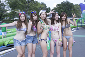 スライドザシティーに参加した水着美女たち