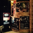 Hair＆Make Studio Tritt fur Tritt／入り口にはヴィジュアル系バンドのポスターがたくさん