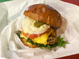 ボリューム満点のバーガー