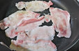 アヲハタ Spoon Free りんごを使った「りんごのポークソテー」1．フライパンに油をひき熱し、塩・こしょうをした豚ロース肉を焼きます