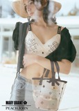 【MARY QUANT×PEACH JOHN】「デイジーシアーミニトート」/夏らしく透け感のある生地にフロッキープリントのデイジーモチーフをデザイン