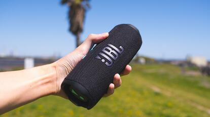 ペットボトルサイズなのに音も抜群なJBLの最新スピーカーは、身軽を
