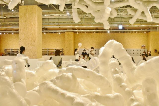 風船は踏んでもわれないよ！