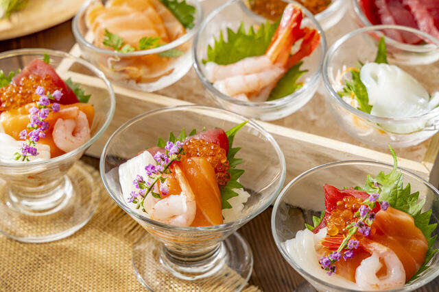 「ミニ海鮮丼」＜期間：2025年11月1日～12月19日＞【「十勝しほろ牛のローストビーフ」や「スープカレー」も！ヒルトン成田に“北海道と東北地方のおすすめグルメ”が大集合！】