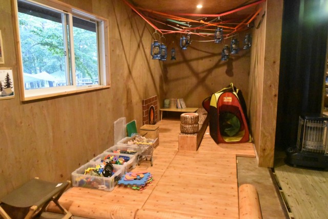 キッズスペースもアリ、荒天時も楽しく遊べる