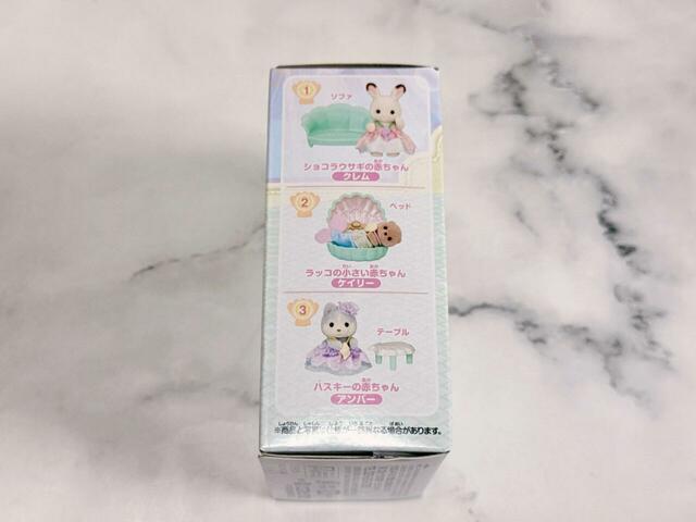 赤ちゃんのお人形と、マーメイドがテーマの赤ちゃん用の家具がセット。全6種類のブラインド仕様です