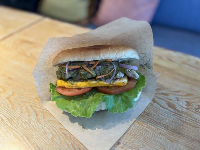 【星野リゾート BEB5沖縄瀬良垣】キッチンカーでのメニュー。「NoBi」の「シークワーサーバジルチキン」（1300円）