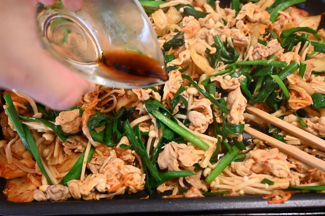 【チーズタッカルビ風豚キムチーズ】醤油を加えて味付けをする