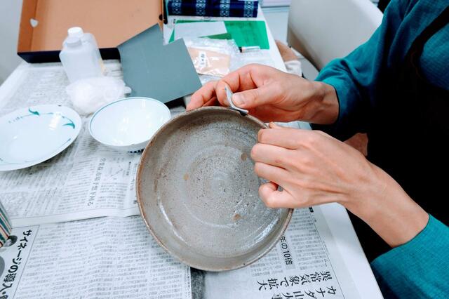 生徒さんは黙々と器と向き合っていました