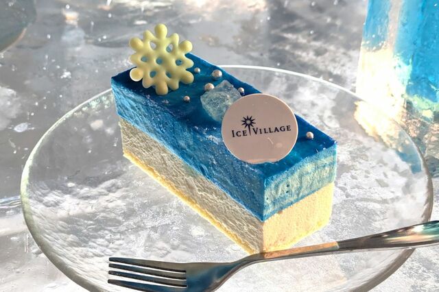【リゾナーレトマム】アイスヴィレッジ内の「氷のパーラー」で提供されるフローズンケーキ（ホットドリンクとのセット2,000円～）