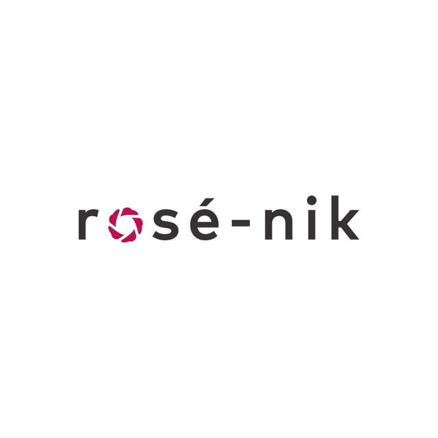 「rosé-nik」とは、大人のためのこだわりを持ったキャラクターグッズを作りたい。持った人に笑顔になってもらいたい。その思いを込めた新しいブランドが「rosé-nik」（ロゼニック）です。ワクワクと癒やしある日常を提供するために、「大人が持ちたいと思う」、「いつも一緒にいられる」、「心地よい」グッズを、アニメーション監督の幾原邦彦氏のアドバイスとともに企画していくブランドです。