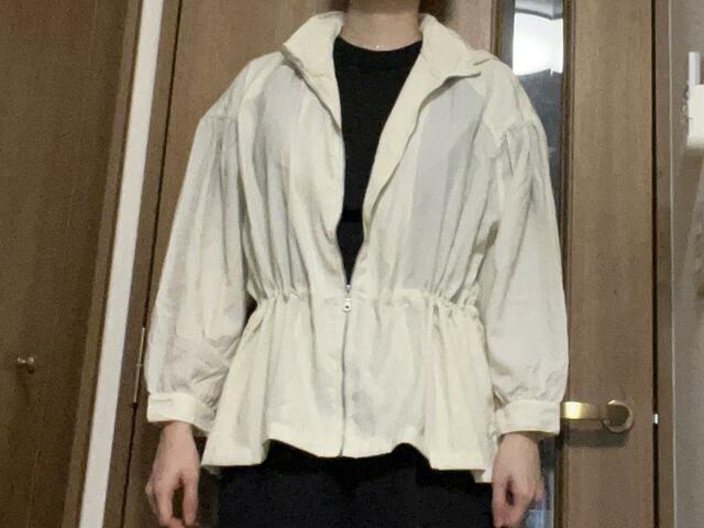 【ワークマン　レディース撥水ギャザージャケット】ギャザーのあたりまでファスナーを開けるとシルエットがきれい！