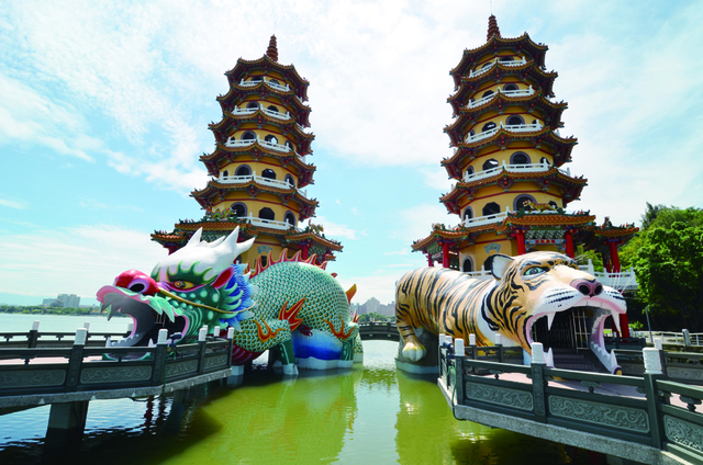 蓮池潭龍虎塔　©台湾観光局