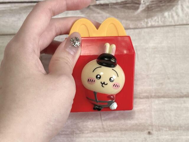 【ちいかわハッピーセット第二弾／うさぎのシールディスペンサー】うさぎが左右に動きます！