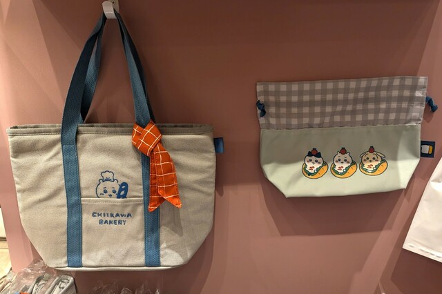 【ちいかわベーカリー】左から「保冷トートバッグ」4,180円、「ランチ巾着」1,650円