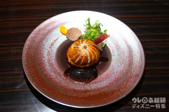 和牛テンダーロインのパイ包み焼き 芳醇なペリグーソースとスポイトに入れたグリオットピュレと共に(別途5,000円)|“ディズニー・クリスマス”ユールタイド 12,000円|東京ディズニーランドホテル「カンナ」