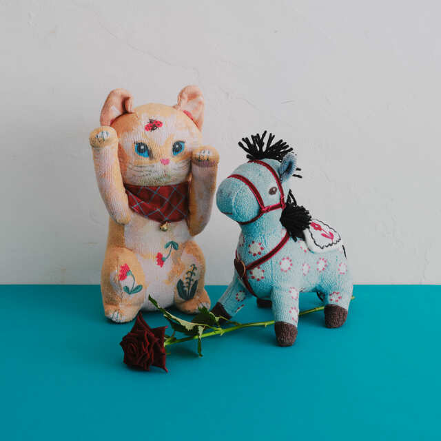 【ナタリー・レテ×Afternoon Tea LIVING】ぬいぐるみ(猫) 5,500円、ぬいぐるみ(午) 4,950円