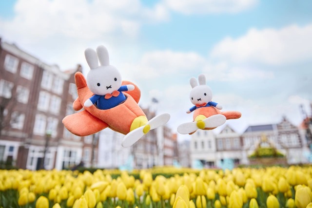 【ハウステンボス「ミッフィー・ワンダースクエア」】「ひこうきミッフィーぬいぐるみ・ マスコットキーチェーン」ぬいぐるみ 4,600円、マスコットキーチェーン 2,600円／ぬいぐるみのミッフィーは飛行機から乗り降りも可能