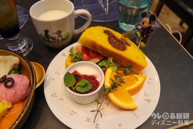 ＜王様（ミッキー）＞王様のツナサンド 1,399 円/プレート付き：＋2,000 円