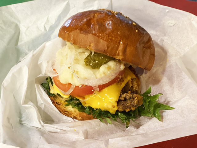 ボリューム満点のバーガー