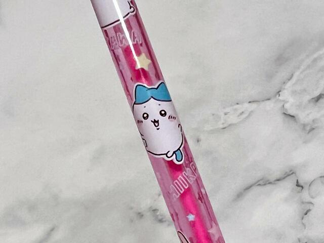 飛んでいるようなポーズがキュートなハチワレ♪