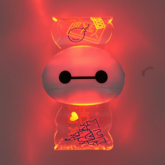 光るバングル 1,800円｜東京ディズニーリゾート「サマー・クールオフat Tokyo Disney Resort」ベイマックスグッズ｜販売店舗：東京ディズニーランド「グランドエンポーリアム」、東京ディズニーシー「エンポーリオ」｜発売日：2025年7月1日（火）