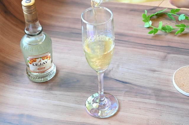 【簡単ティーアレンジ】ティーカクテル・グラスにあらかじめピーチリキュールを注いでおき、上から紅茶を入れる