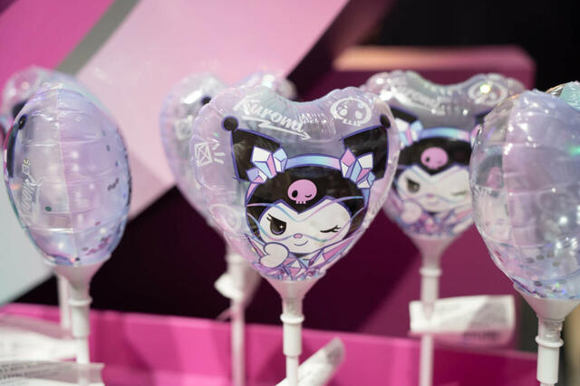 バルーンスティック 1,000円｜ユニバーサル・スタジオ・ジャパン「クロミ・ライブ ～世界クロミ化ツアー クリスタル・クリア～」グッズ
