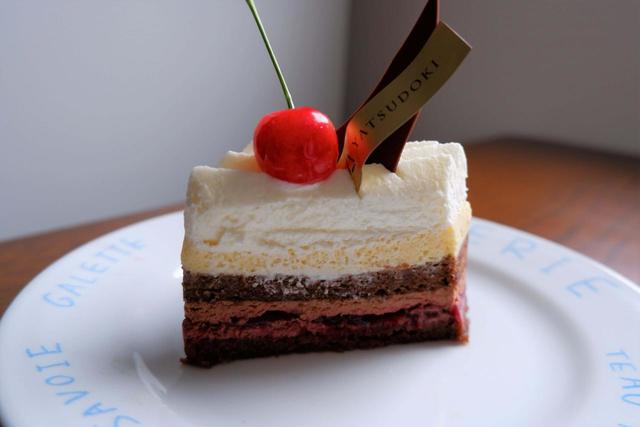 さくらんぼ果肉入りのジュレをサンド