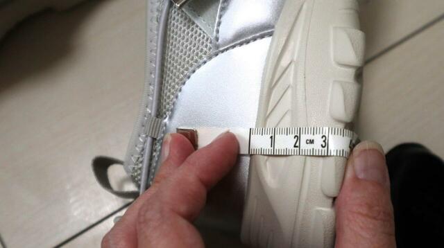 【GLOBAL WORK エアかるクッションコードスニーカー】かかとはいちばん高いところで約3.5cmありました