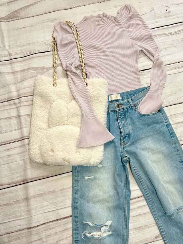 シンプルなデニム＆ニットスタイルのアクセントとしても◎