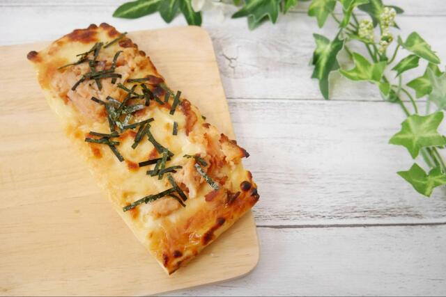 【シャトレーゼ オーブンでそのまま焼けるピザ 照り焼きマヨチキン】鶏肉の旨みと濃厚なソースが相性バツグン