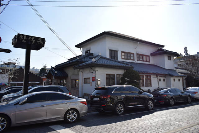 『ハニルオク』の1階はレストラン、2階は創業者がコレクションした年季の入った生活用品が無造作に並べられた博物館になっている