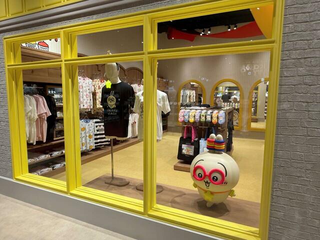 お店の外にも注目！光るおもちゃをつけたうさぎが登場♪