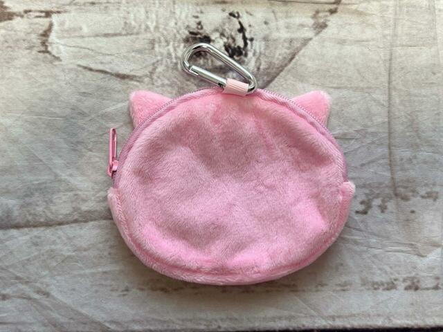 背面はゴシムちゃんの後ろ姿デザイン