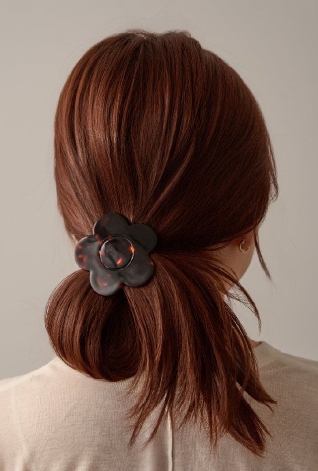【MARY QUANT&Biople】まとめ髪のワンポイントに添えるだけで、ホリデーらしい華やぎを演出