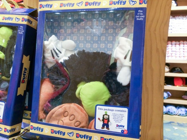 箱入りは上下のコスチュームのほかに、帽子や靴などの小物も入っている。価格は$32