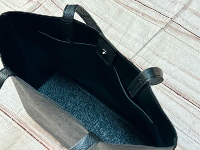 前面側には大きめサイズのポケットが1つついています