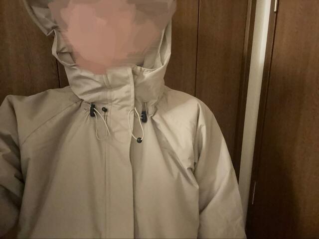 【ワークマン　WEB限定レディース防水防寒レインスーツ】首元のフード調節コードで首元からしっかりフィットさせることが可能。フードが脱げてしまう心配はありません