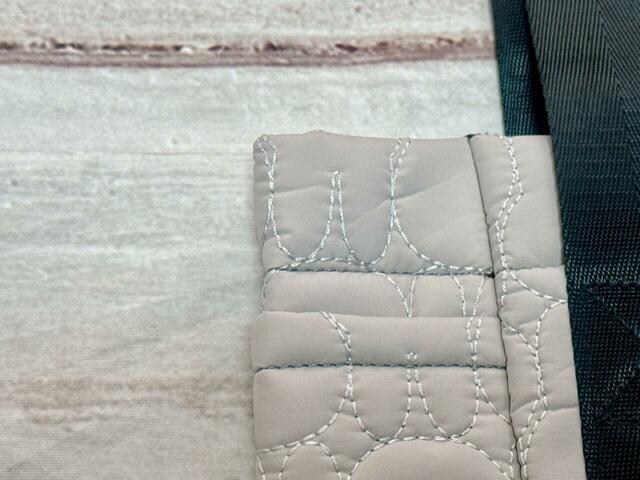 素材はポリエステル。マットな質感で高級感のあるキルティング生地