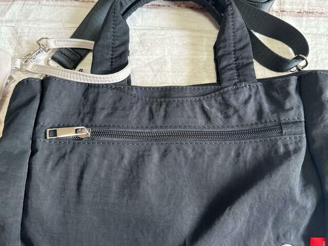 前面にファスナーポケット付き