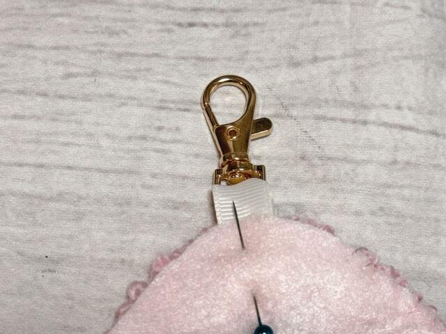 土台布とフェルトを合わせて手縫いで縫っていきます。途中でリボンを挟んで縫い留めましょう