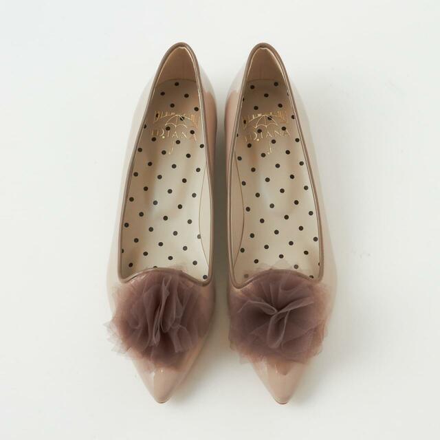 「フリルオペラ(オールウェザー)」ピンクベージュ 16,500円(税込)