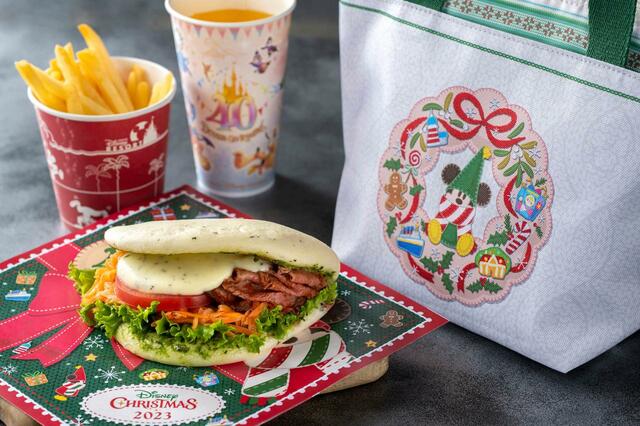 スーベニアランチケース 対象セットにプラス1,300円｜「ディズニー・クリスマス」スペシャルメニュー｜東京ディズニーリゾート40周年“ドリームゴーラウンド”｜販売店舗：東京ディズニーランド「リフレッシュメントコーナー」、東京ディズニーシー「ニューヨーク・デリ」｜販売期間：2023年11月1日（水）〜12月25日（月）