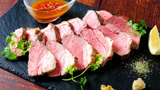 『肉酒場ケナシバ「蒸しジンギスカン食べ放題コース」』外側は香ばしく中はジューシーに