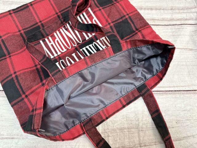 内側はポケットなどはありませんが、ポリエステル素材の裏地付き。しっかりとした作りな点も魅力のひとつです