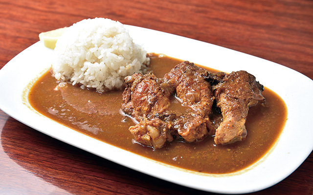 かえる食堂（要町）　チキンカレー 800円　手羽元が3本入ったボリューミーなカレー。油脂は控えめで、ショウガ入りのサラッとしたルーが特徴。