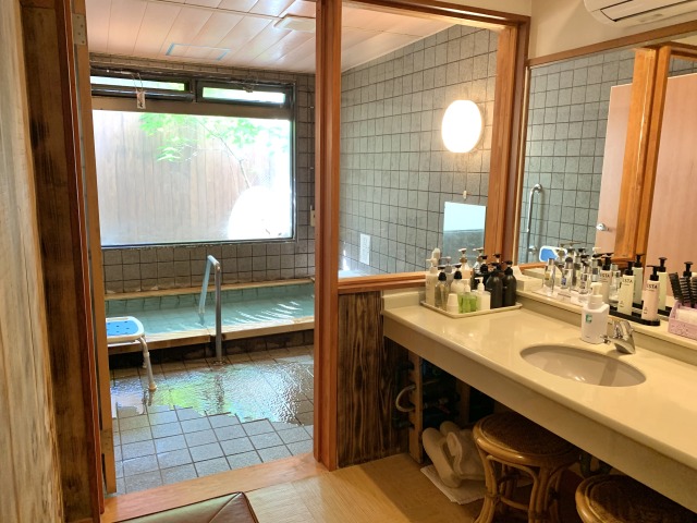 貸切風呂はバリアフリー。シャンプーバーも設置されているのが嬉しい